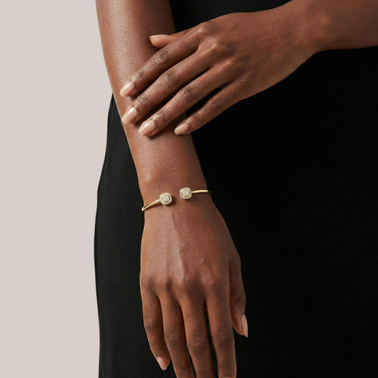 Bracelet jonc manchette coussin diamant en or 18 carats