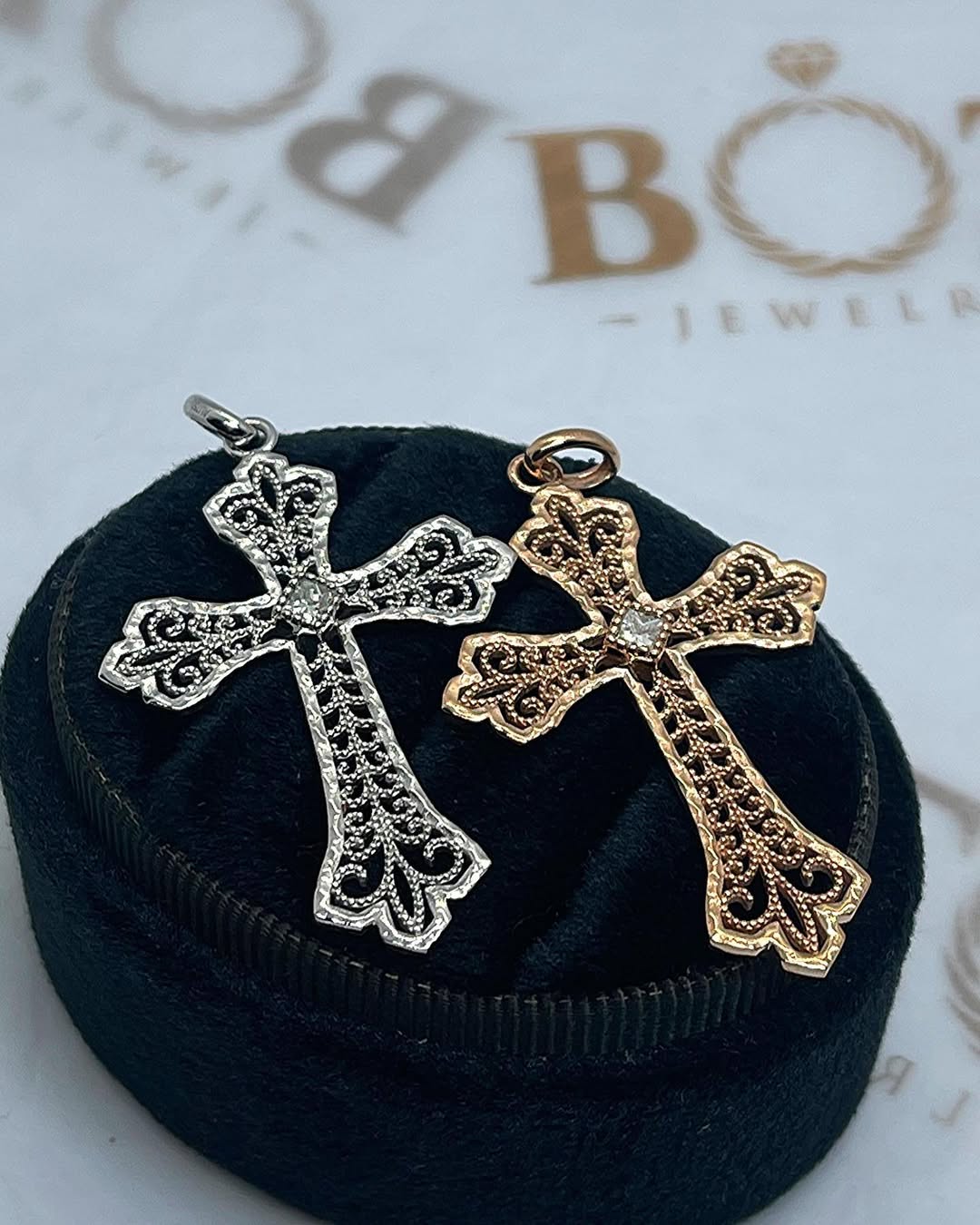Single Stone Cross Diamond Pendant in 18kT Gold